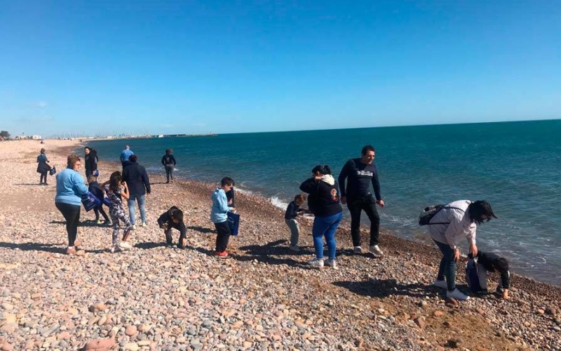 foto gente recogiendo residuos en la playa de sagunt